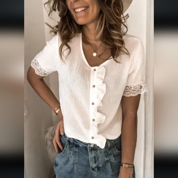 ♥️New White ruffle button top - Picture 2 of 8